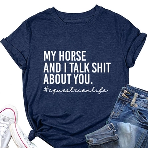 Detailansicht eines dunkelblauen T-Shirts mit Reiterspruch-Aufdruck und Baumwolltextur