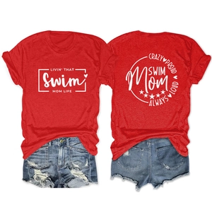 Détail de t-shirts rouges en coton avec imprimé swim mom blanc et set de shorts denim