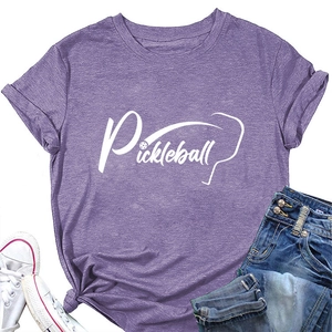 Dettaglio della t-shirt pickleball viola melange con grafica e scritte bianche