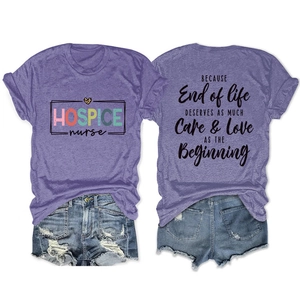 Détails avant et arrière du t-shirt violet Hospice Nurse avec motif cœur et slogan