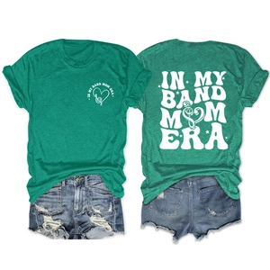 Détails avant et arrière du T-shirt vert avec imprimé musical Band Mom Era et cœur