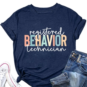 T-shirt bleu marine Registered Behavior Technician avec short en jean et baskets
