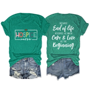 Vue détaillée avant et arrière du T-shirt vert hospice nurse avec short en jean