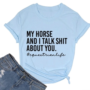 Detail eines hellblauen T-Shirts mit lustigem My Horse Spruch und modischem Knotendetail