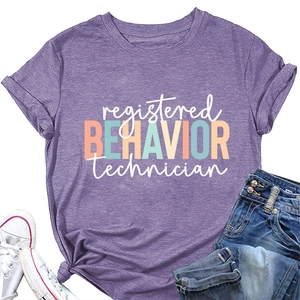 Détail du t-shirt violet RBT montrant la texture chinée et les manches retroussées