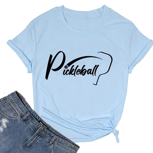 Flat lay di una t-shirt Pickleball azzurra con stampa grafica e jeans denim