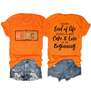 Détail d'un t-shirt orange en coton avec imprimé infirmière et motif cœur léopard