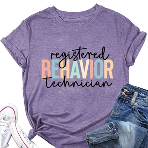 Détail de l'imprimé Registered Behavior Technician coloré sur un t-shirt en coton violet