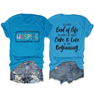 T-shirt bleu ciel avec cœur léopard et short en jean vieilli posé à plat