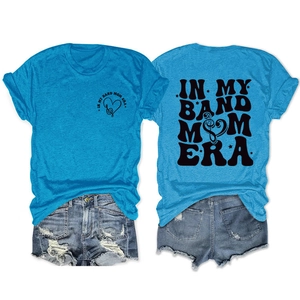 Détail recto-verso du t-shirt bleu en coton avec imprimé In My Band Mom Era