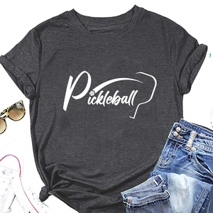 Piatto di maglietta grigio scuro Pickleball con pantaloncini di jeans e scarpe bianche