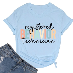 Détail du t-shirt bleu clair avec texte RBT et nœud stylé sur le bord inférieur
