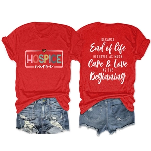 Gros plan d'un t-shirt rouge imprimé avec texte inspirant et motif cœur léopard