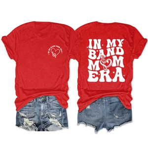 Vues avant et arrière du t-shirt rouge Band Mom Era avec motifs de cœur et notes de musique