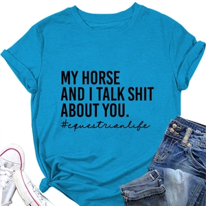 Nahaufnahme des himmelblauen Baumwoll-T-Shirts mit Reiter-Slogan und Jeans auf weißem Grund
