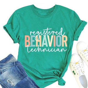 Détail du t-shirt RBT bleu sarcelle avec manches retroussées et nœud à la base tendance