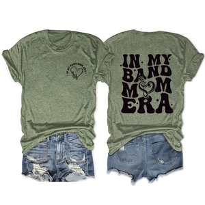 Vues avant et arrière du t-shirt In My Band Mom Era avec motif de note de musique