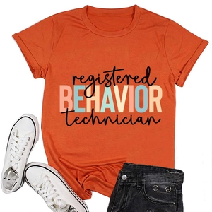 Vue à plat du t-shirt orange imprimé technicien en comportement avec short en jean noir
