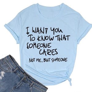 T-shirt in cotone celeste con scritte nere a mano e pantaloncini in denim piatti