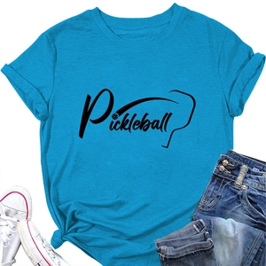T-shirt Pickleball blu acceso con pantaloncini di jeans e sneakers in tela bianca