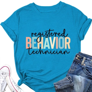 T-shirt bleu ciel avec imprimé technicien du comportement et short en jean bleu