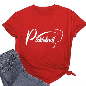 Dettaglio maglietta rossa da pickleball con stampa grafica e nodo laterale alla moda