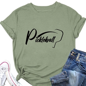 Dettaglio della t-shirt pickleball verde salvia con stampa grafica e orlo annodato