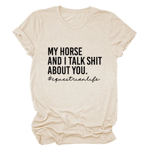 Detail des Reiter-Slogans auf beigem Rundhals-T-Shirt mit #equestrianlife-Schriftzug