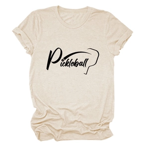 Dettaglio di una t-shirt in cotone beige con stampa Pickleball nera e grafica sportiva
