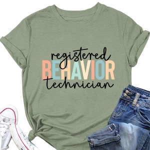 Détail d'un t-shirt vert sauge avec revers aux manches et texte artistique RBT imprimé