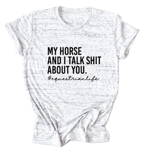 Flach liegendes weißes Rundhals-T-Shirt mit dem Spruch 'My horse and I talk shit about you'