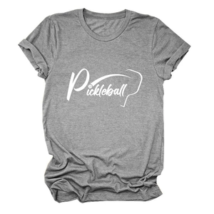 Dettaglio di t-shirt grigia da pickleball con stampa grafica bianca e maniche a risvolto