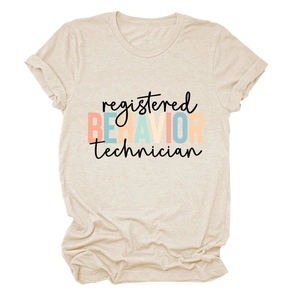 Gros plan du texte Registered Behavior Technician sur un t-shirt beige à col rond