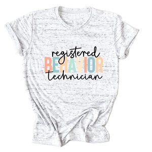 Détail de l'imprimé Registered Behavior Technician sur un t-shirt gris clair à col rond