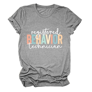 Détail du t-shirt gris à col rond avec impression Registered Behavior Technician colorée