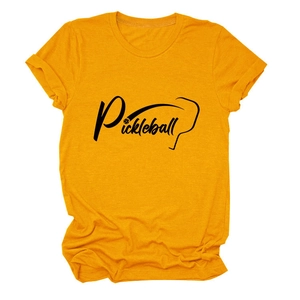 T-shirt gialla Pickleball con girocollo e grafica sportiva in posa piatta
