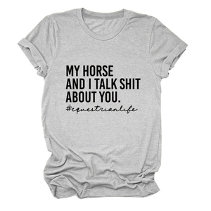 Flach liegendes graues T-Shirt mit Rundhalsausschnitt und My Horse and I Aufdruck