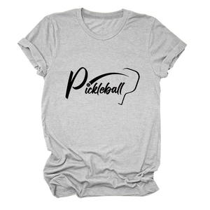 Dettaglio della t-shirt grigia da pickleball in cotone con stampa grafica di racchetta e palla