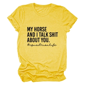 Detail eines gelben T-Shirts mit My Horse and I Talk Shit About You Aufdruck