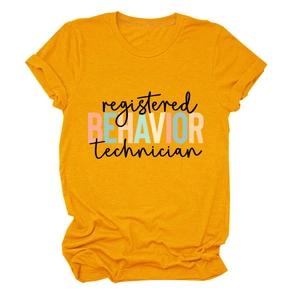 Détail du motif registered behavior technician sur un t-shirt en coton de couleur moutarde