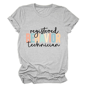 Détail du t-shirt gris à col rond avec motif imprimé Registered Behavior Technician