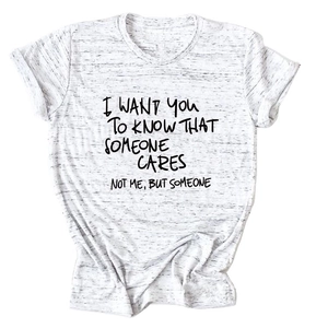 Dettaglio della maglietta in cotone con il testo stampato I Want You To Know That Someone Cares