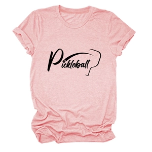 Dettaglio di una maglietta rosa mélange con grafica nera Pickleball e logo sportivo