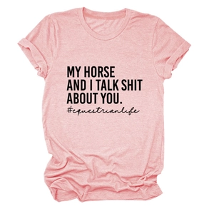 Detail eines rosa T-Shirts mit dem Spruch 'My Horse and I Talk Shit About You' und Druck