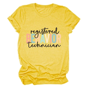 Détail d'un t-shirt jaune à col rond avec texte Registered Behavior Technician imprimé