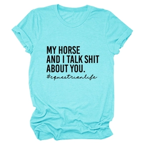 Detail eines mintblauen T-Shirts mit dem Spruch My horse and I talk shit about you