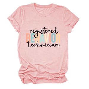 Détail d'un t-shirt rose Registered Behavior Technician avec un texte artistique