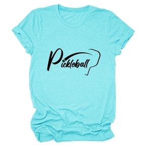 Dettaglio della stampa grafica pickleball su t-shirt casual a maniche corte color verde