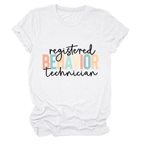 Détail de l'imprimé Registered Behavior Technician sur t-shirt blanc en coton