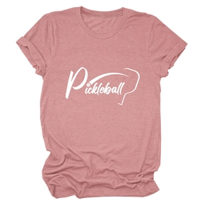 Dettaglio della t-shirt Pickleball rosa cipria che mostra il cotone e la stampa bianca